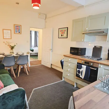 Two Bedroom Flat In St Michael's Hill *