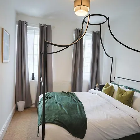 Two Bedroom Flat In St Michael's Hill