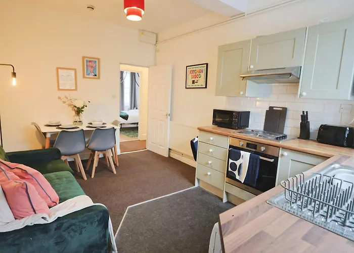 Two Bedroom Flat In St Michael's Hill *